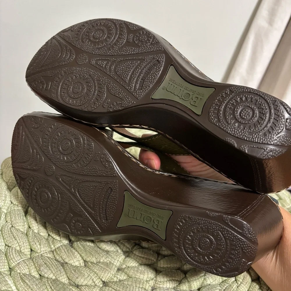 NEW Born Olive Green Leather Slip On Wedge Comfort Sandals Size 8